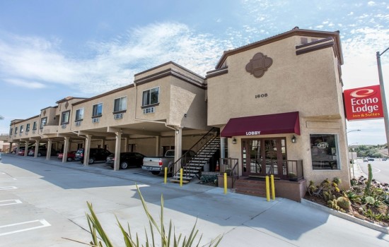 Econo Lodge Inn & Suites Fallbrook Downtown - Hotel Exterior with Parking