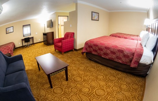 1 King Bed, 2 Queen Beds, 1 Room Suite