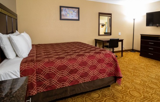 Econo Lodge Inn & Suites Fallbrook Downtown - 1 King 2 Queen 