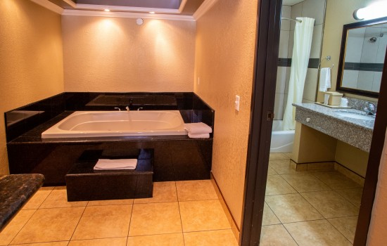 Econo Lodge Inn & Suites Fallbrook Downtown - King Suite with Hot Tub