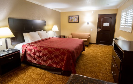 Econo Lodge Inn & Suites Fallbrook Downtown - King Suite with Hot Tub