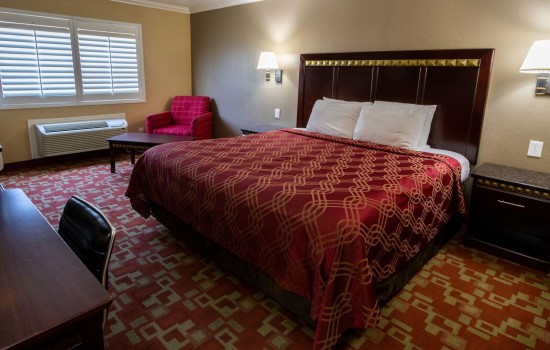 Econo Lodge Inn & Suites Fallbrook Downtown - King Room